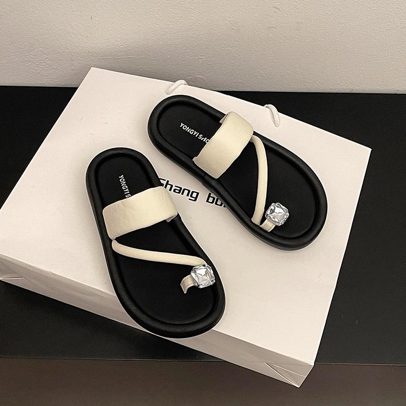 

Fashion tribe Internet celebrity rhinestone cool slippers women s summer wear 2025 spring new one-word strap foot thick bottom drag 40