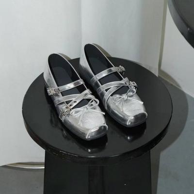Sapatos Baixos Femininos da Moda Verão Novo Bico Quadrado Boca Rasa Laço de Borboleta Rebite Fivela de Metal Solado Macio Sapatos de Cano Baixo