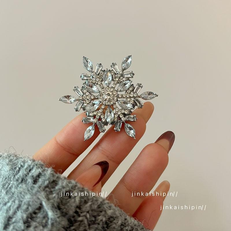 Fashion rotatable exquisite snowflake ring women's high-end light luxury high-end brooch personality versatile temperament accessories