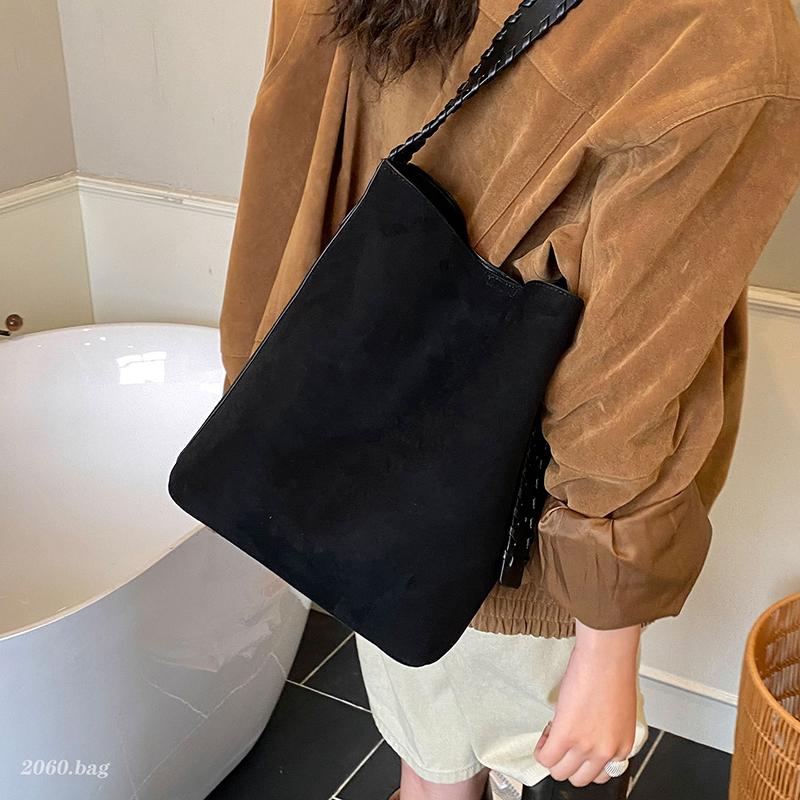

Large Capacity Suede Bucket Handbag Winter Women s Retro Wide Shoulder Strap Tote Bags Chic Versatile Underarm One Shoulder Bag (30cm<Max Length<50cm) чёрный