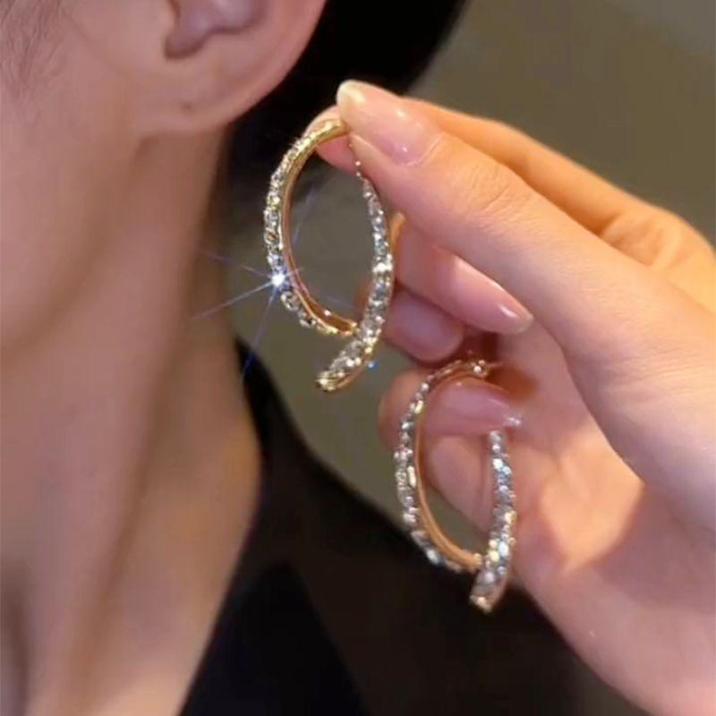 

Доступная роскошь Крест Рыбий хвост Женские Нишевый стиль Дизайнерские серьги Fishtail Cross Full Diamond Earrings