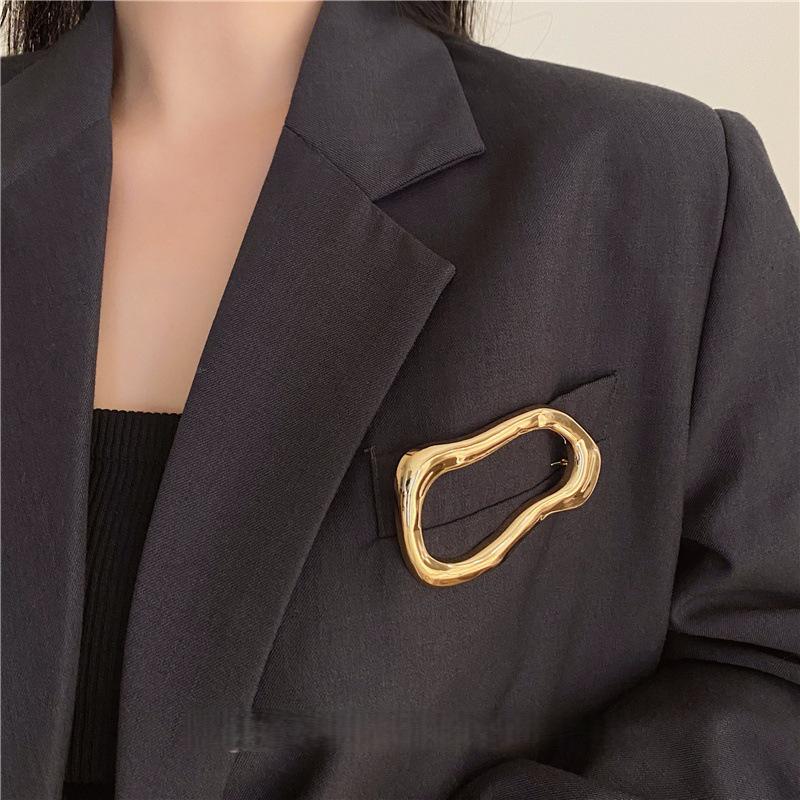 Elegant Geometric Oval Brooch: Stylish Lapel Pin for Suits and Coats