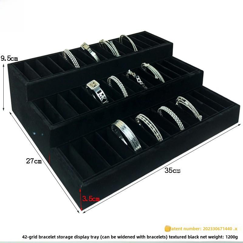 Suport de Expunere Bijuterii din Catifea pentru Inele & Brățări - Formă Trapezoidală cu Accente Aurii și Argintii