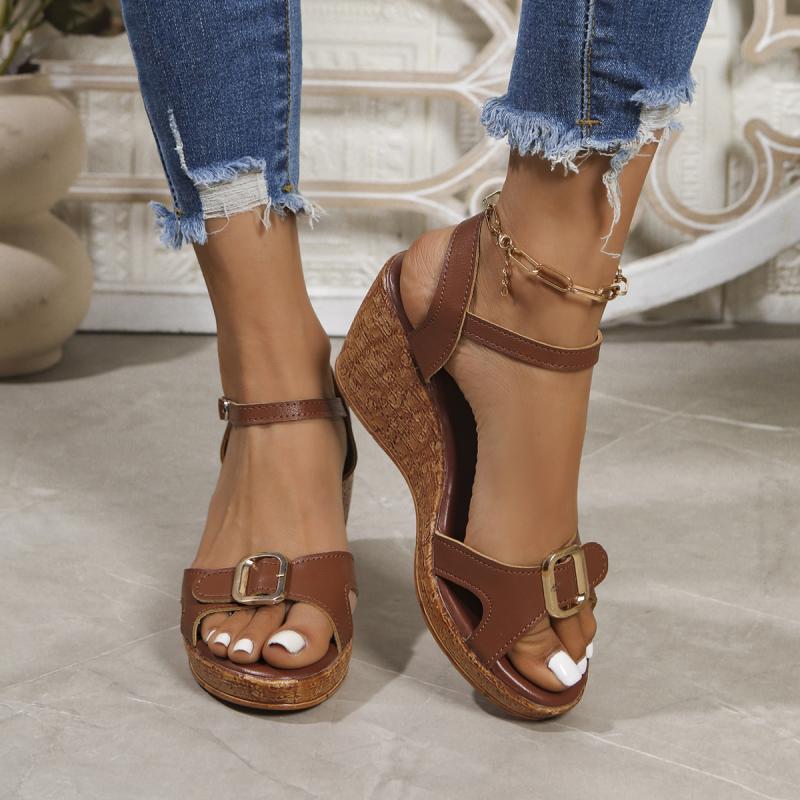 Mode Vintage Pu Brun Metall Dekoration Kilklack Sandaler Kvinnor Sommar Rund Tå Ankelrem Högklackade Sandaler Mjuksulade Skor Kvinnor