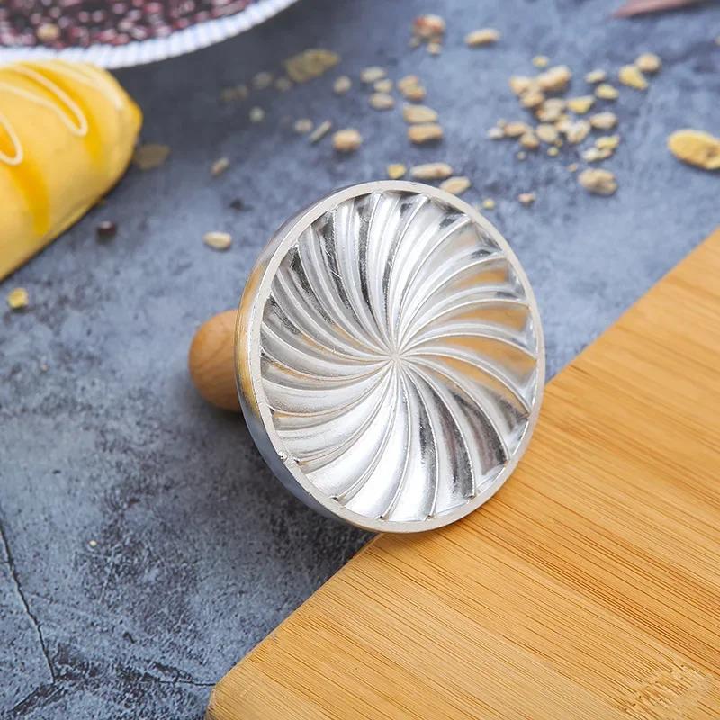 Cookie Cutter Aluminum Alloy Cookie Stamps with Wooden Handle Smile Heart Pattern DIY Hand Press Cookie Mold for Festival Party