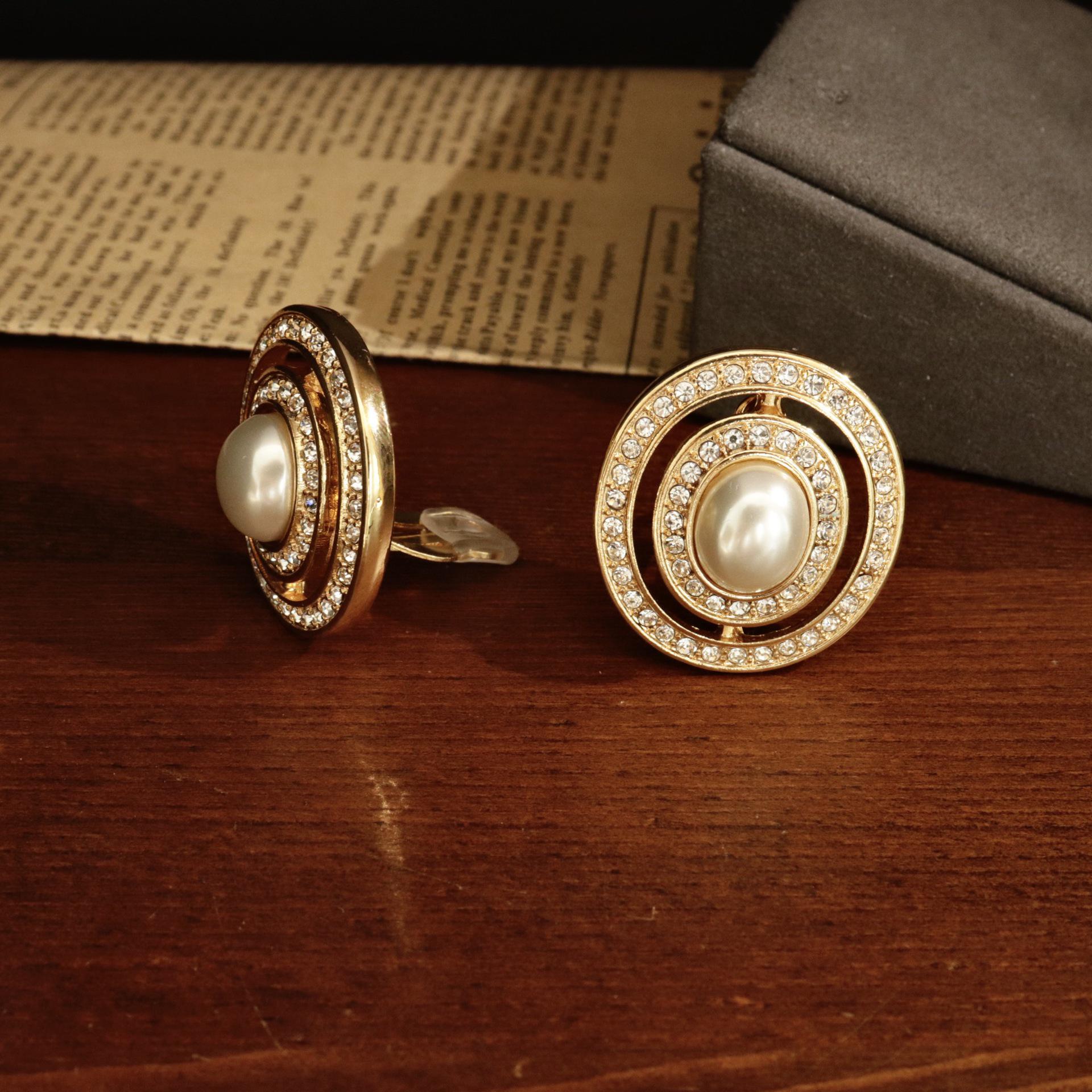 Elegant Oval Pearl and Rhinestone Stud Earrings - Silver Needle Fashion Accessories