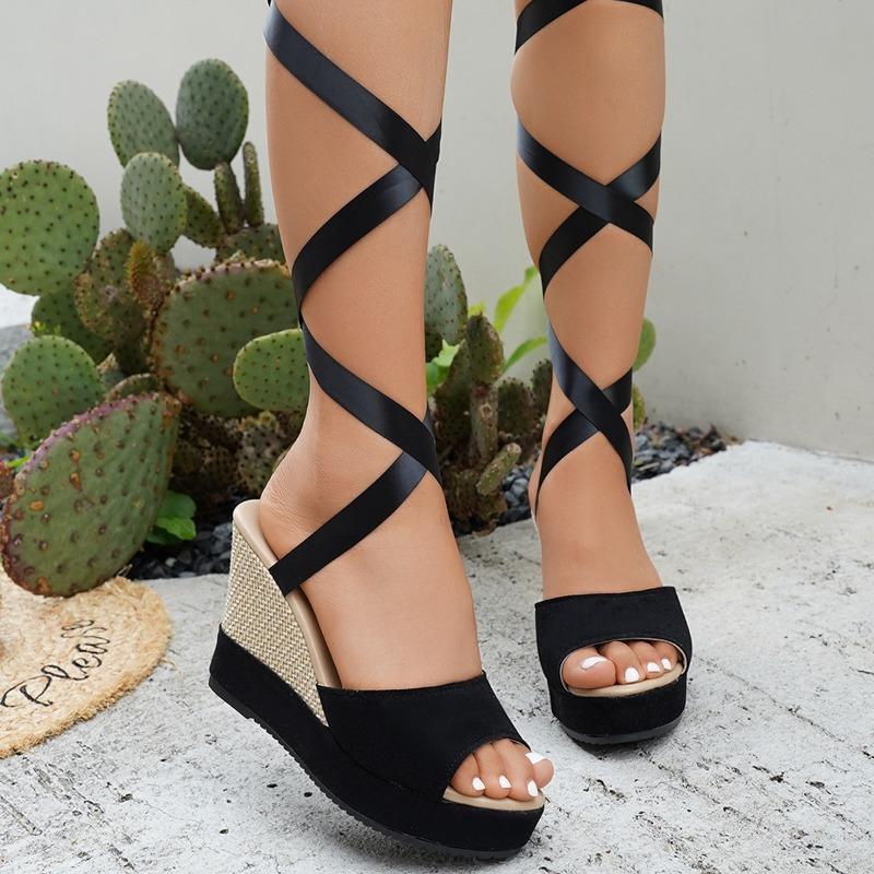 

Летняя удобная обувь с перекрестной шнуровкой. Повседневные босоножки на танкетке и высоком каблуке. 39 чёрный