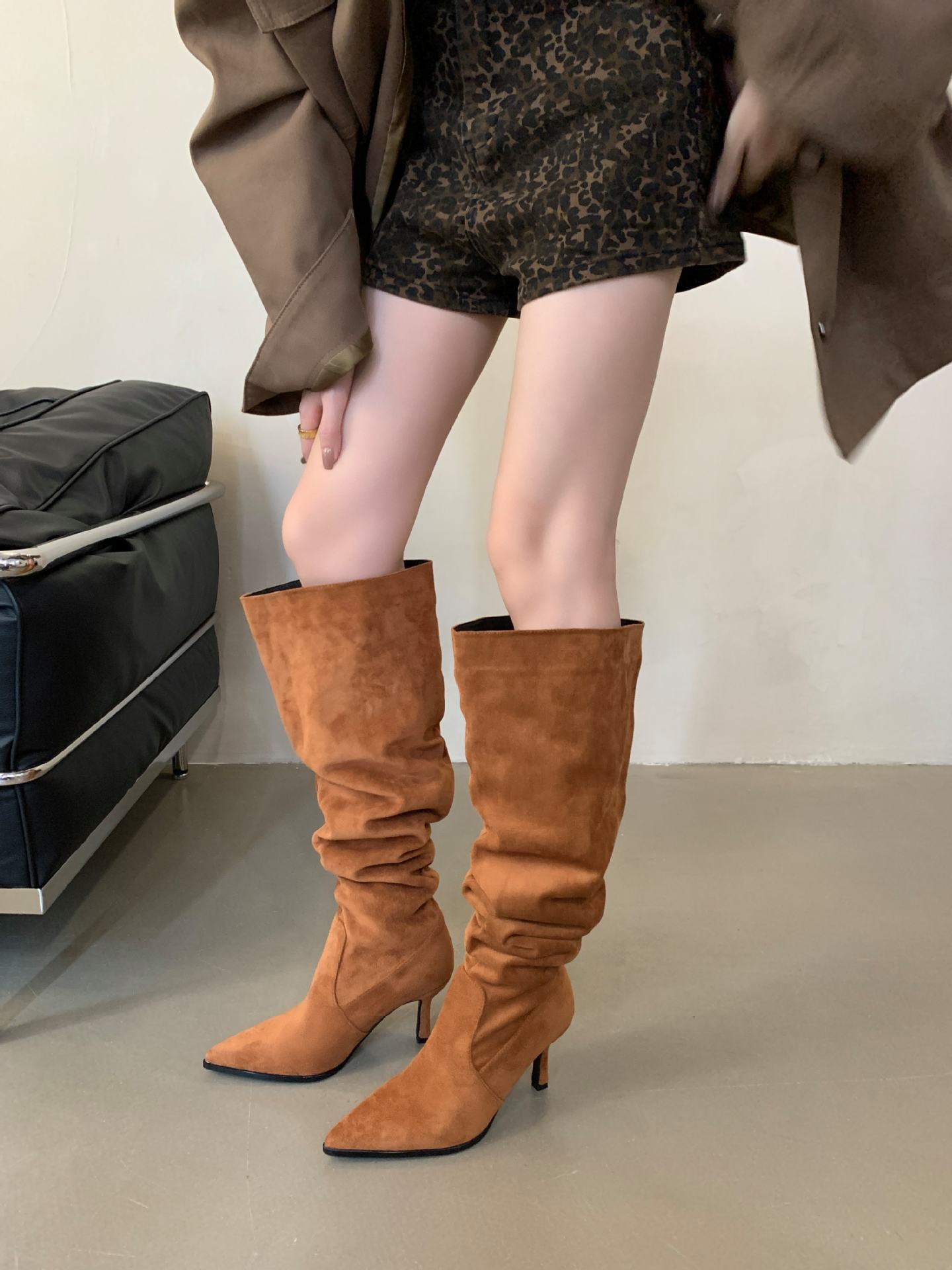 

Осенне-зимние ботфорты на каблуке, длинные женские сапоги с острым носком, на тонком высоком каблуке, широкие сапоги, тонкие высокие сапоги-рыцари 39 светло-коричневого