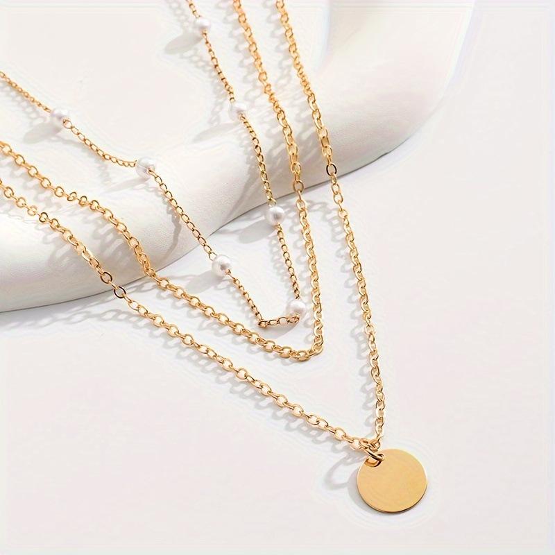 Women Retro Fashion Pearl Round Pendant Clavicle Chain Alloy Necklace