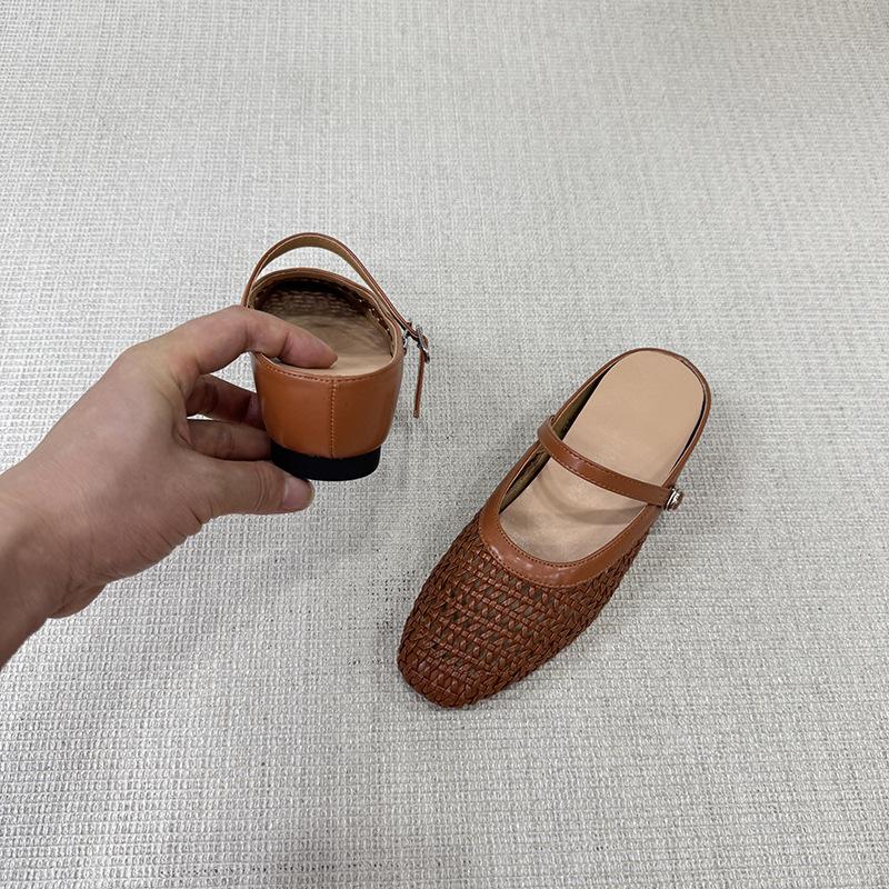 

Внутренняя высота версии для самовыкупа увеличена на 5 см, а французские ажурные сабо на полутяге представляют собой однословные сандалии с неглубокой мочкой. 40 темно-коричневого