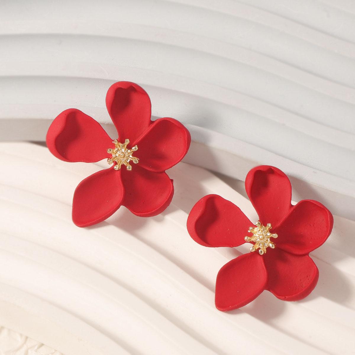 

New French retro petal earrings, Korean version, exquisite five-petal flower style stud earrings, fashionable, simple and compact