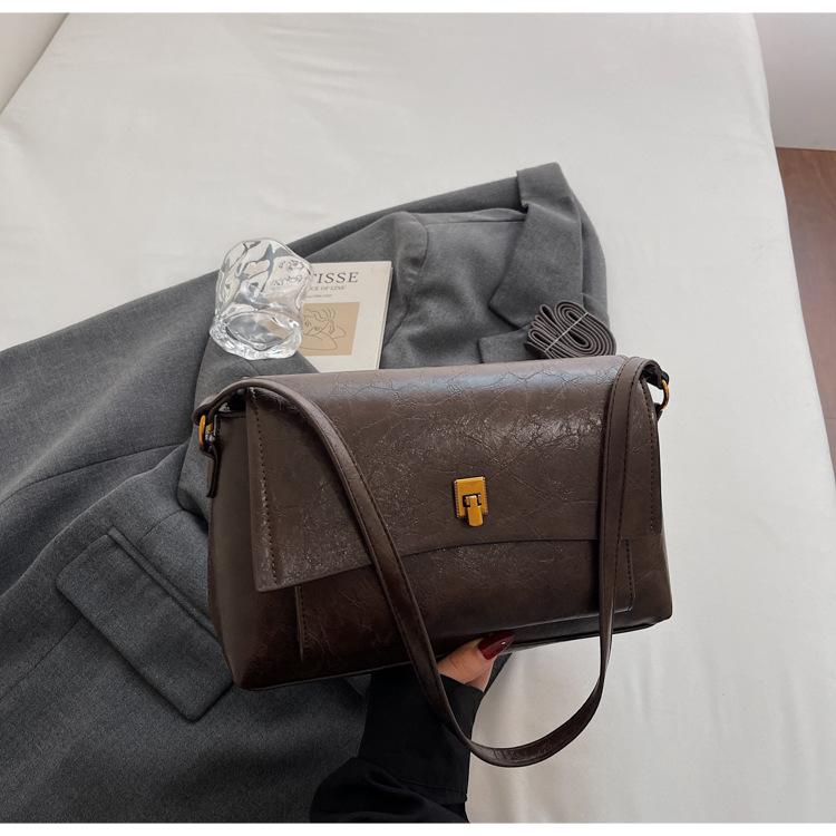 

Retro fashion one-shoulder armpit bag women s winter 2025 new daily commuter crossbody bag niche versatile small square bag темно-коричневого