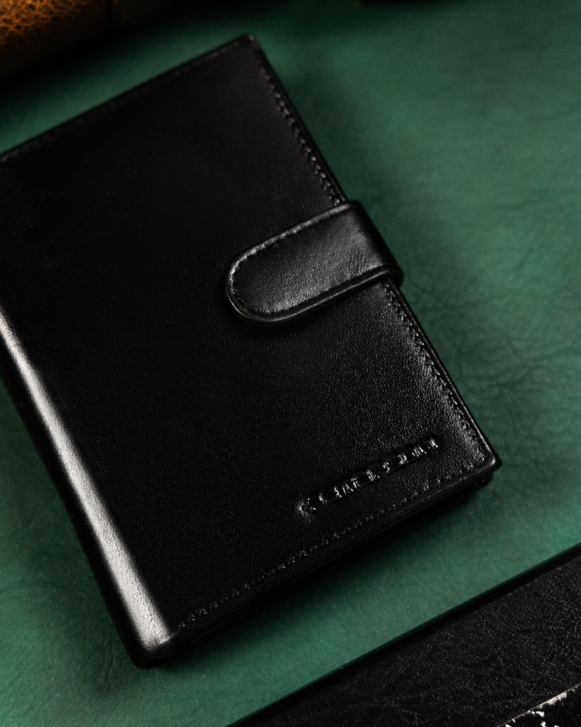 Gift Set: Men's Leather Wallet and Keychain - Peterson