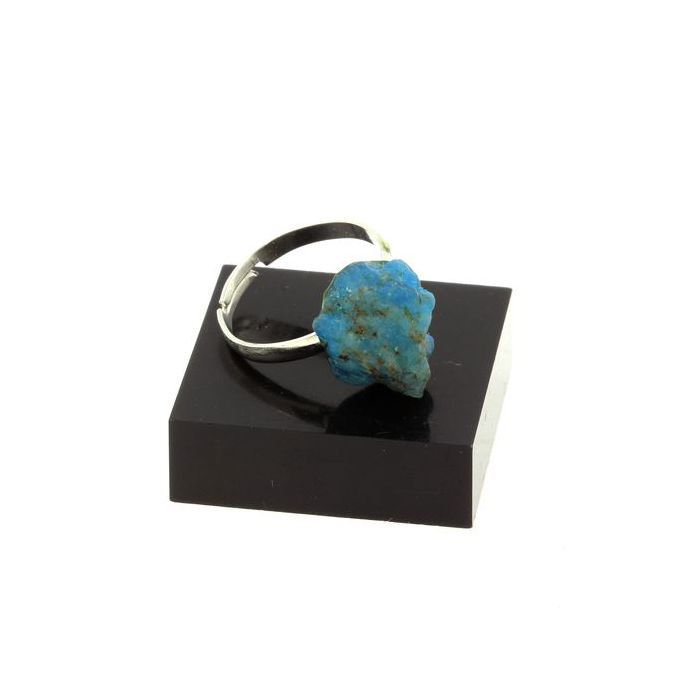 Pierres et Minéraux. Bague Apatite bleu neon brut plaqué argent. 13.76 ct. Taille réglable.