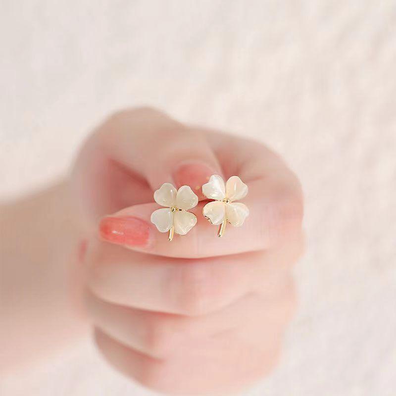 Modne kolczyki z czterolistną koniczyną Niszowy design Sense Małe delikatne kolczyki Temperament Damskie kolczyki z kamieniem kocie oko