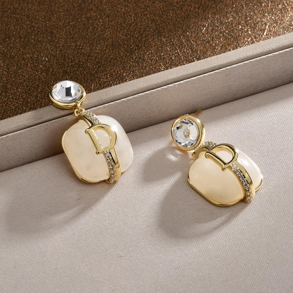 

Korean Fashion Letter D Coffee Resin Elegant Temperament Personality Retro Versatile Sweet Earrings for Women.