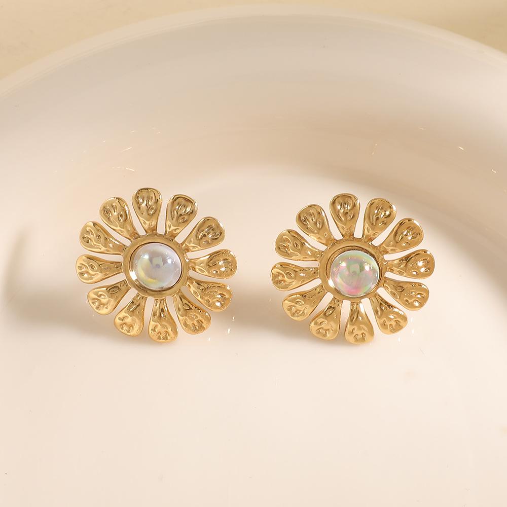 European and American flower earrings retro style pearl earrings women's electroplated stainless steel gold stud earrings light luxury high sense