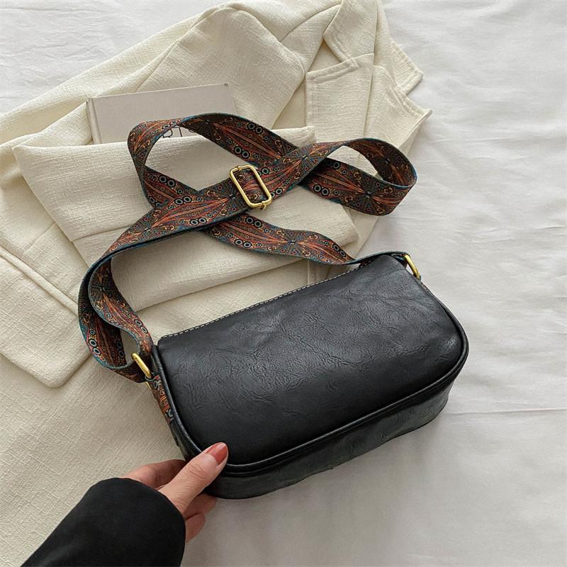 

Mid-sized Chic Black And Khaki Shoulder Bag Women s 2023 Winter New Street Style Pu Crossbody Bag With Trendy Stitching чёрный