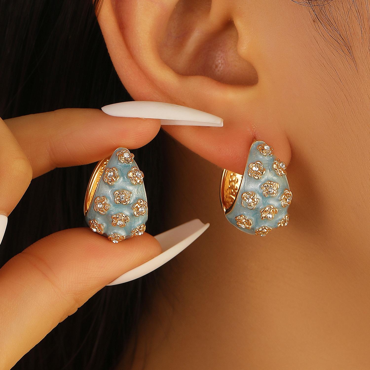 

Temperament Luxury Inlay Zircon Rose Flower Relief Haze Blue Basket C Shape Hoop Earrings for Women Retro Court Earrings Zircon синий
