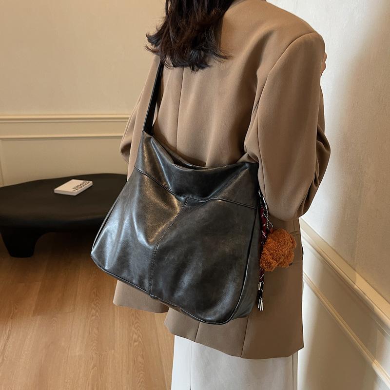 This Year, It Is Popular To Supply Large-capacity Women's Shoulder Bags 2025 New Retro Messenger Bags and Commuter Bags.
