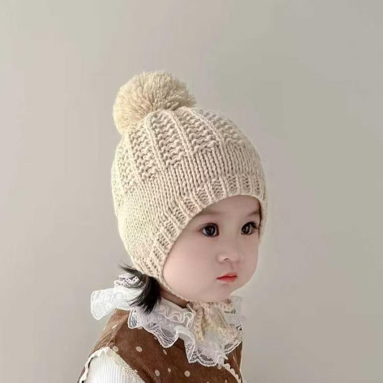 Zimowa ręcznie robiona czapka z nausznikami w stylu koreańskim z pomponem dla małych dziewczynek