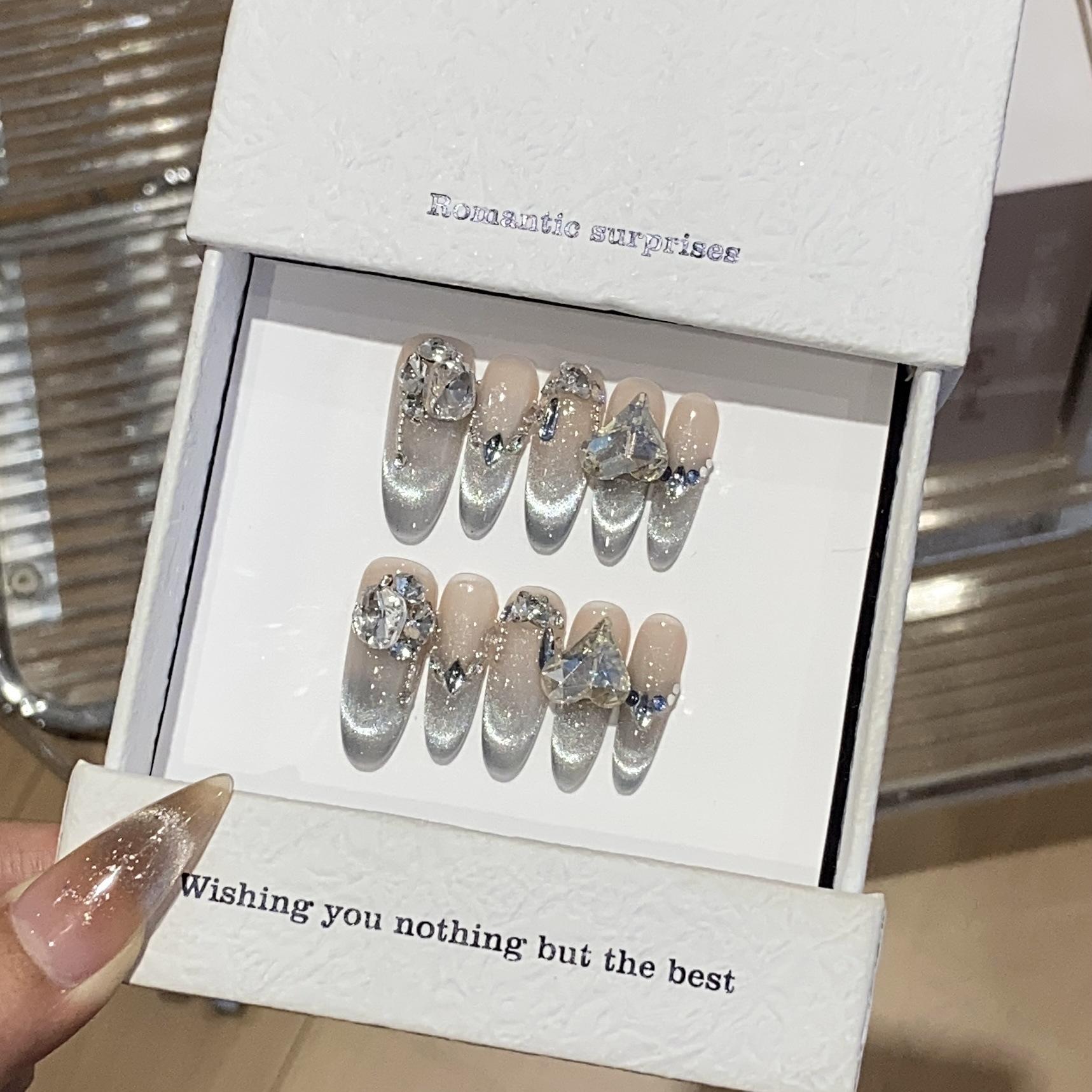 

Легкая роскошь, атмосфера высокого класса, яркое и изогнутое сердце, бриллиантовая улыбка, французские кошачьи глаза в тумане, доспехи из одежды Tanhua L