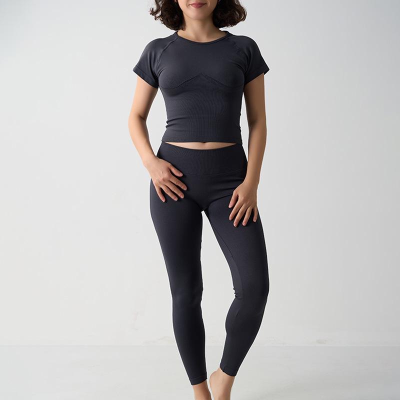 

Seamless High-Waist Tummy Control Sports Set: Ruched Fitness Pants & Slimming Yoga Top for Women Medium чорний