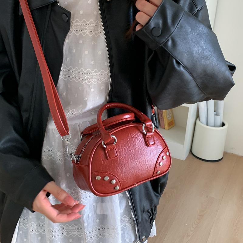 Korean version of simple retro foreign style portable bowling bag women's 2025 new niche design commuter shoulder messenger bag