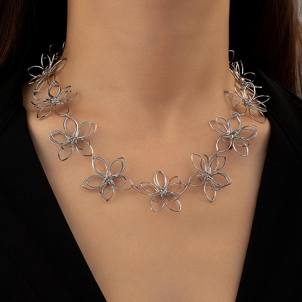 Temperament Fashion Super Immortal Flower Pendant Necklace Female Niche Design Sense Hollow Light Luxury Clavicle Chain