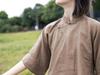 Elegantes Sommerhemd für Damen im Retro-Chinesischen Stil mit Stehkragen und Froschknöpfen, Mittellanges Baumwoll-Leinen-Oberteil.
