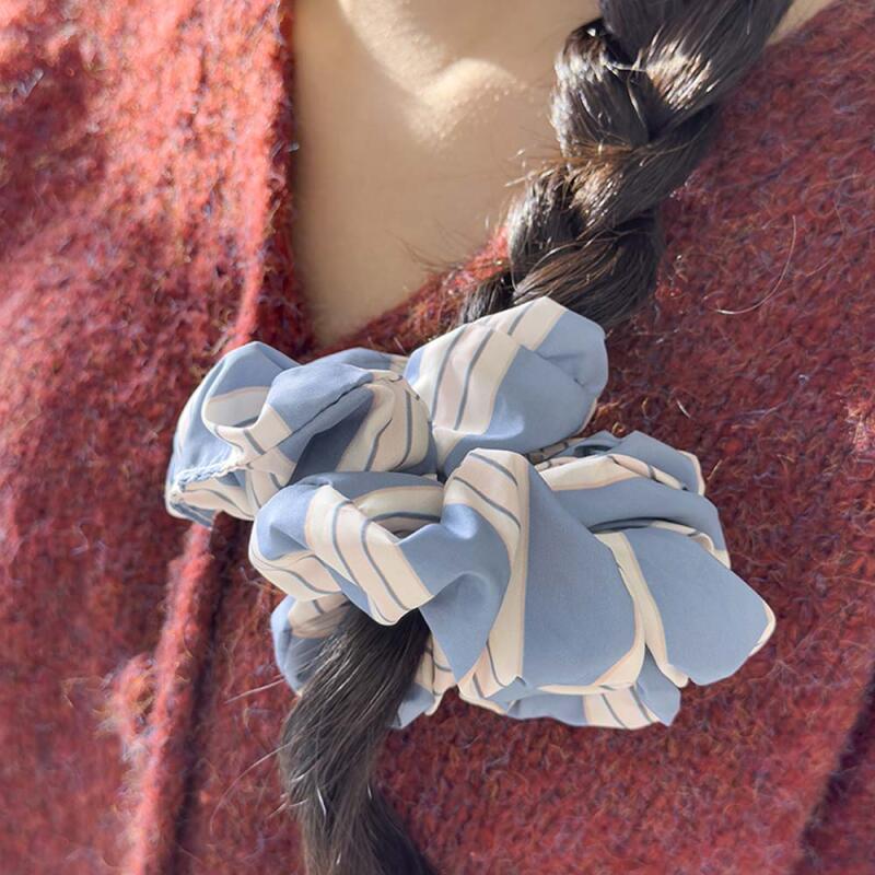 Gemütliches Streifen-Scrunchie