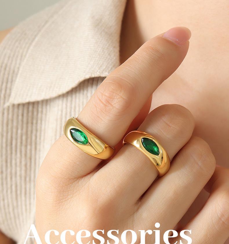 Hong Kong Retro Hepburn Style Emerald Zircon Ring
