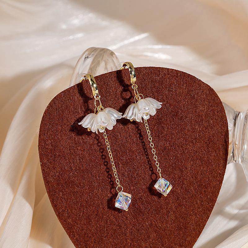 Zilveren Naald Koreaanse Witte Bloemblaadjes Schelp Oorbellen met Transparante Bloem en Parel Kwastje Stud