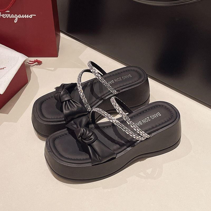 Temperament rhinestone thick-bottomed beach cool slippers 2025 new French beautiful slippers women's summer wear fashion and high sense