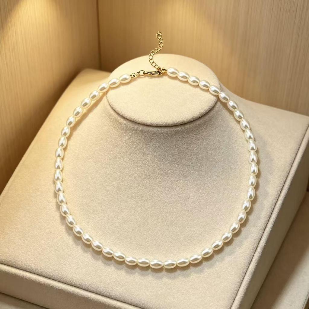 European & American Fashion Glass Pearl Necklace - Simple, Versatile, High-End Clavicle Chain for Women.