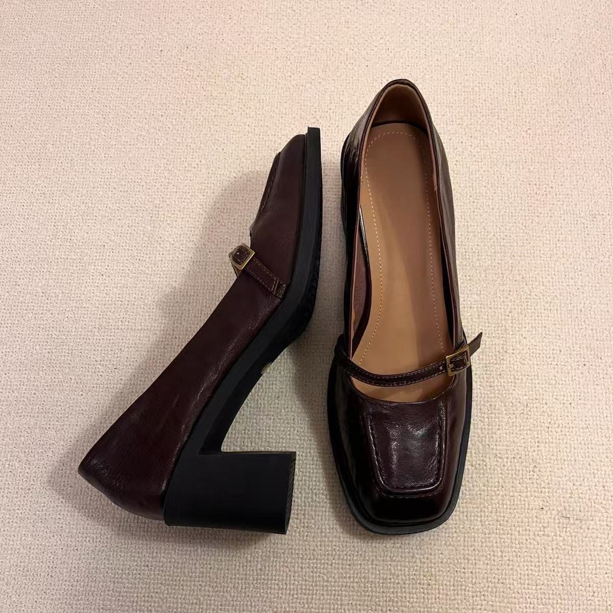 

Туфли из мягкой овчины в стиле ретро с квадратным носком и высоким каблуком JK, маленькие кожаные туфли 2025 года, французские туфли на толстом каблуке, женские туфли Мэри Джейн 40 темно-коричневого