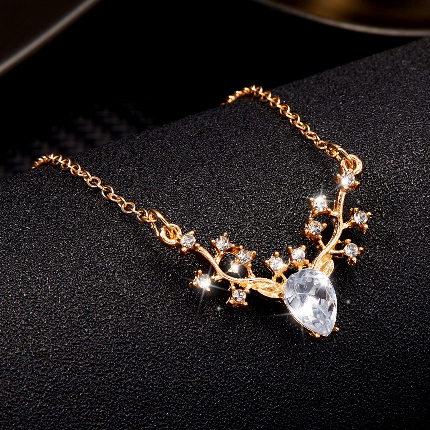 

Exquisite Shiny Crystal Zircon Elk Pendant Necklace For Women Luxury Golden Color Chain Necklace Girls Romantic Valentine s Gift