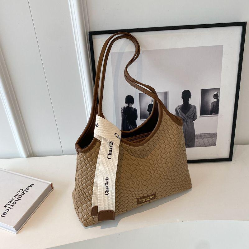 

2025 Women s Vintage-Style Large Capacity Shoulder Bag: Fashionable, Versatile, Water-Resistant