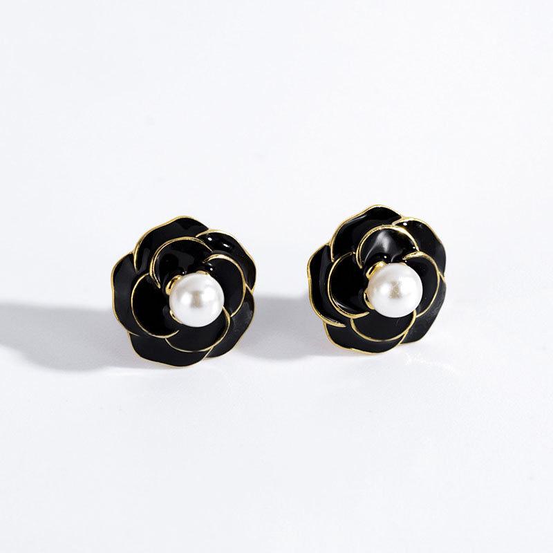 Chic Flower Women's Stud Earrings Simulated Pearl Middle Retro Ear Decoration Black White Petals Earrings Luxury Wedding Jewelry