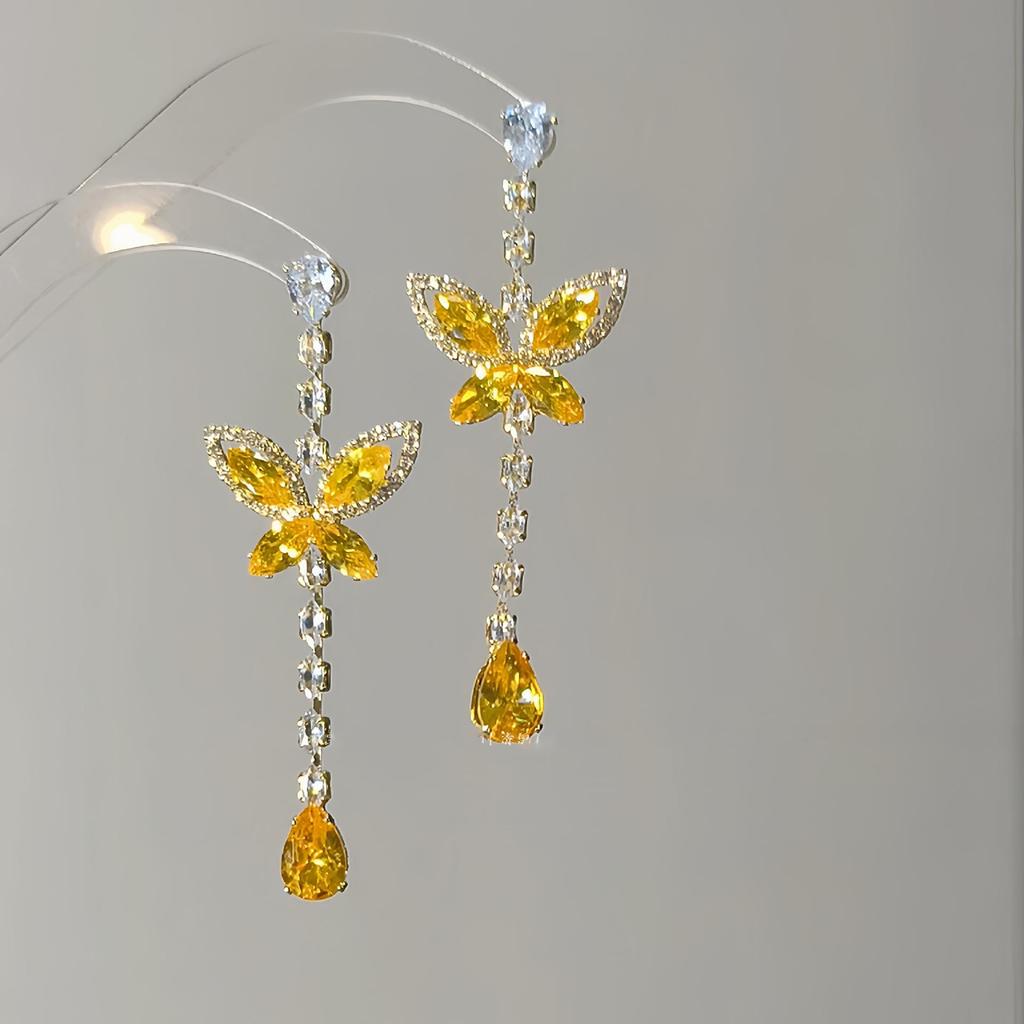 Żółte Świeże Kwiatowe Kolczyki Koła z Motylem dla Kobiet - Proste, Wszechstronne i Modne Geometryczne Wzornictwo.