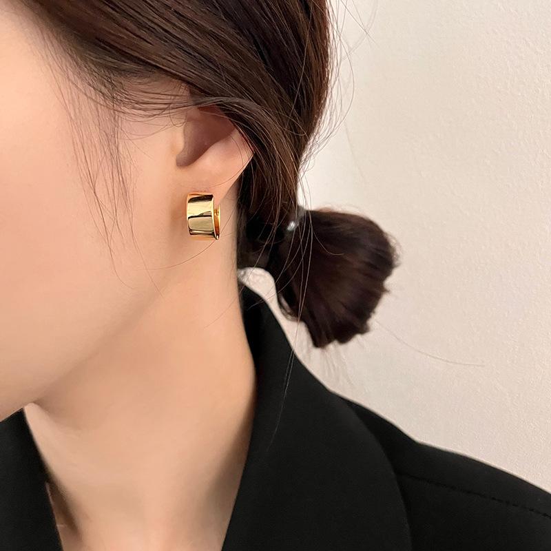 Náušnice so širokou tvárou, lesklý krúžok s prackou za ucho, jednoduchý, niche dizajn, nový štýl