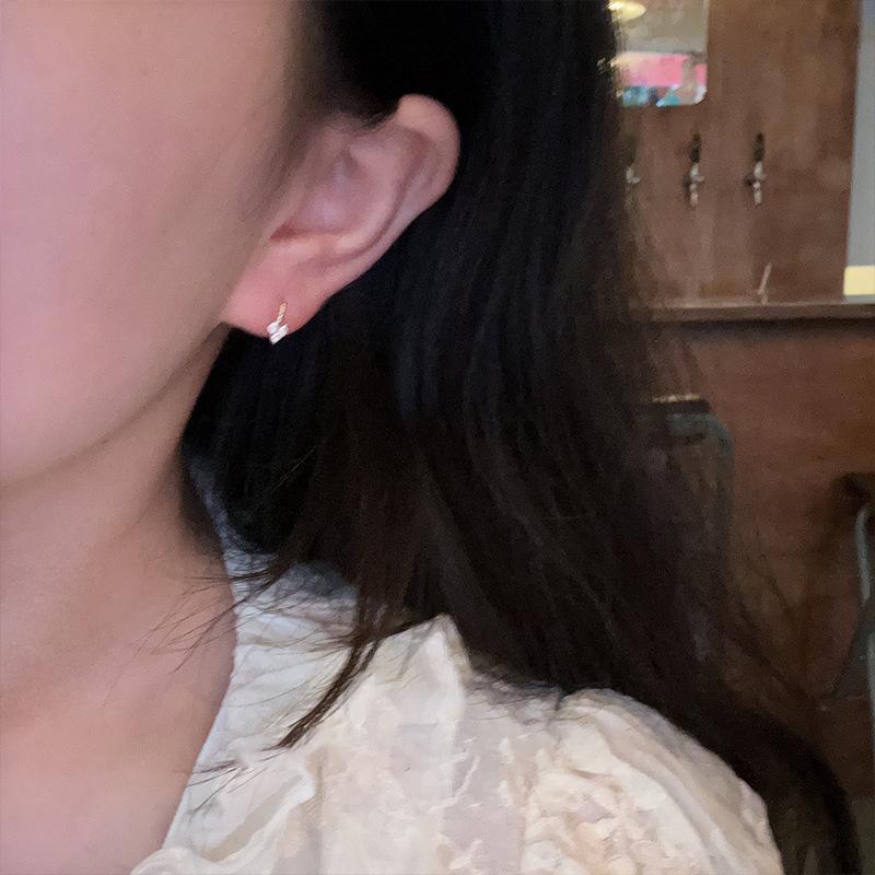 Pendientes de botón pequeños y delicados con circonitas en forma de corazón, de personalidad sencilla y elegante para mujer, versátiles y que no requieren quitarse los pendientes.