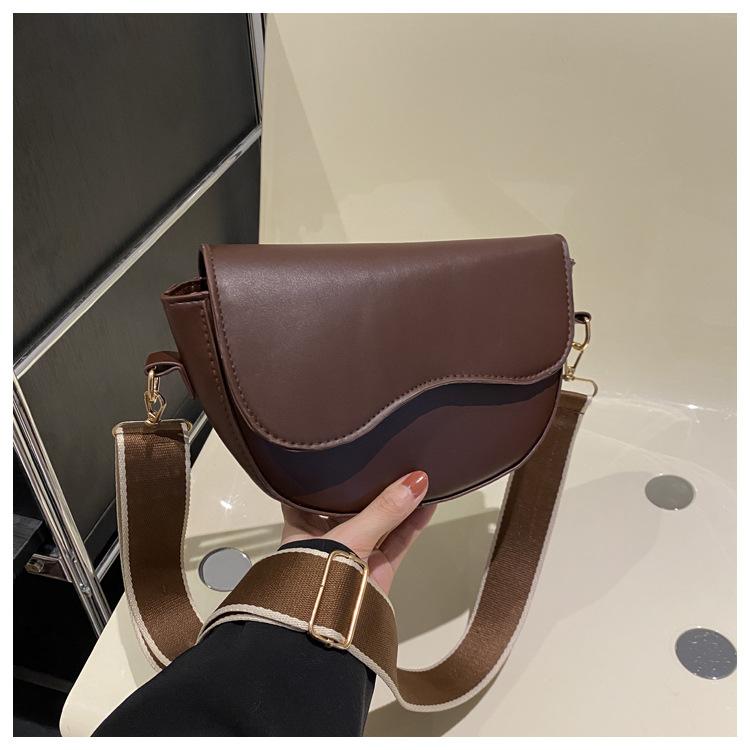 

Жіноча сумка через плече 2024 нова сумка жіноча корейська версія проста підсідельна сумка модна індивідуальність широка сумка через плече сумка-месенджер темно-коричневого кольору
