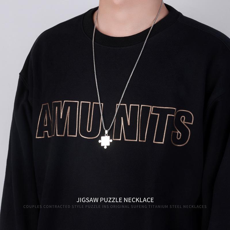 Unisexowy naszyjnik z puzzli: Łańcuszek ze stali tytanowej Hip-Hop - Odporny na blaknięcie wisiorek dla par, letnia biżuteria w chłodnym stylu.