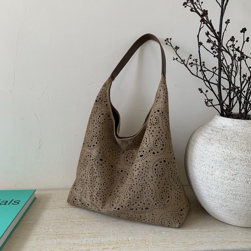

Korean niche literary and retro hollow engraved mother and child bag women s bag 2025 new large-capacity tote shoulder bag tide хаки