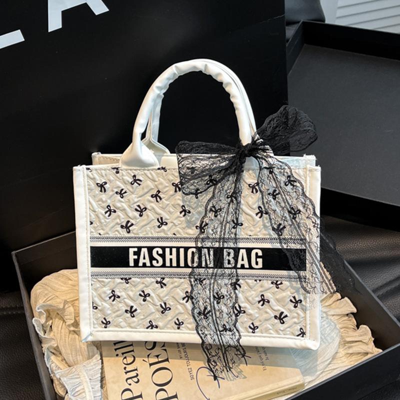 

Вместительная сумка-тоут из шелкового шарфа с принтом букв, весна 2025, новая, в повседневном зарубежном стиле, с бантом из шелкового шарфа, портативная белый