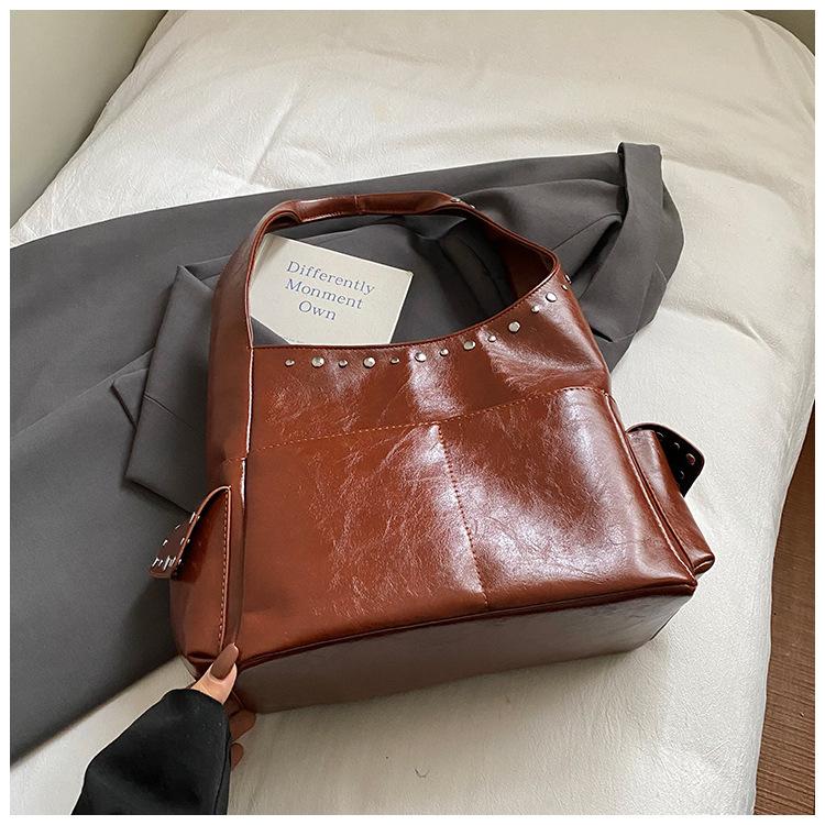 

Autumn and winter new deerskin velvet retro rivet decorative shoulder bag European and American locomotive style temperament underarm bag handbag wome коричневый