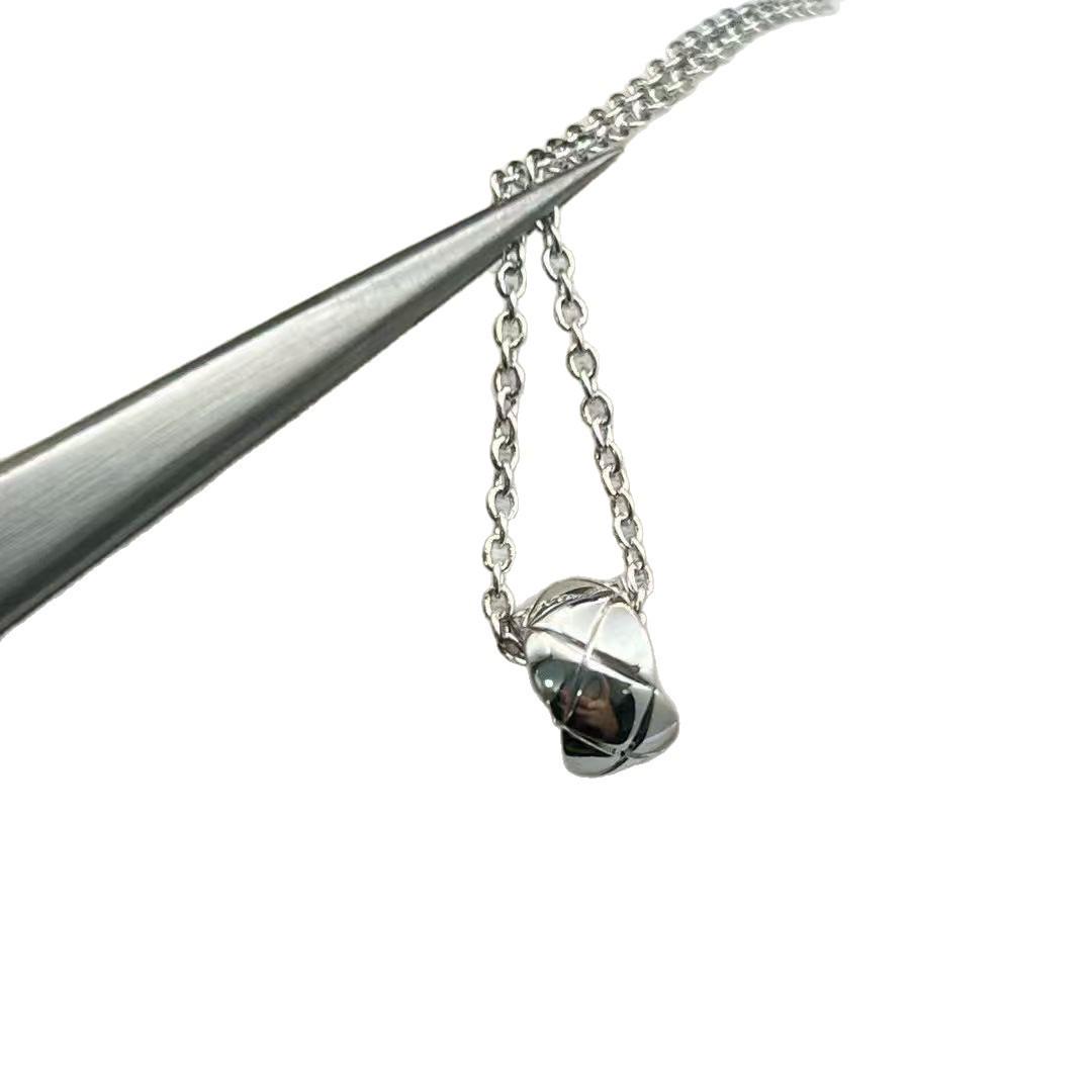 

V Gold Coco Argyle Necklace - Women s 18K Rose Gold Plated Clavicle Chain with Mini Gold Bean Design Small Argyle Necklace серебряный