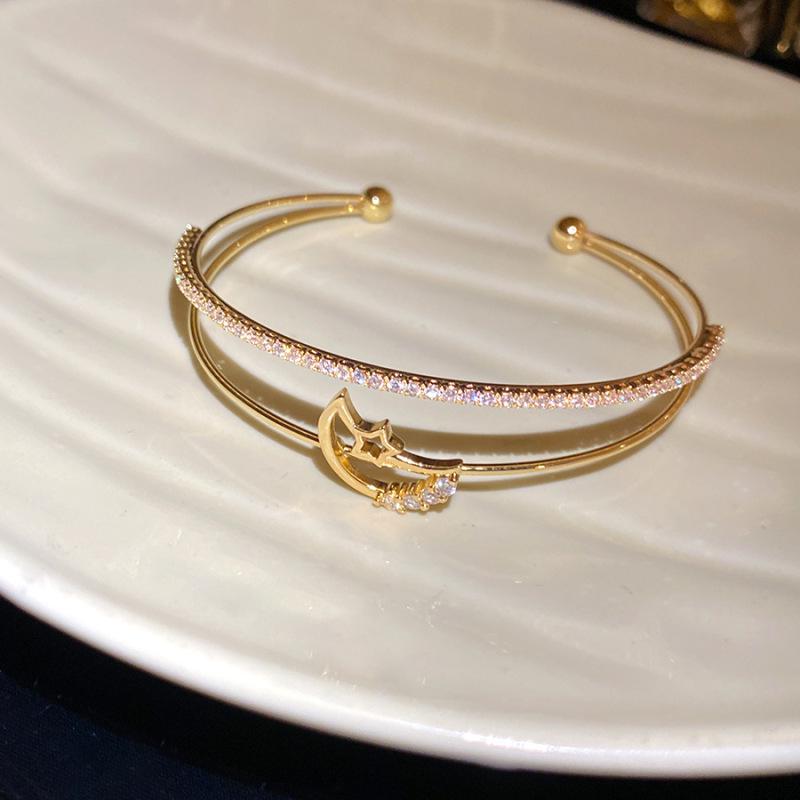 Dopamine Zirconia Heart Open Bangle: Luxurious Sweet Commuting Jewelry
