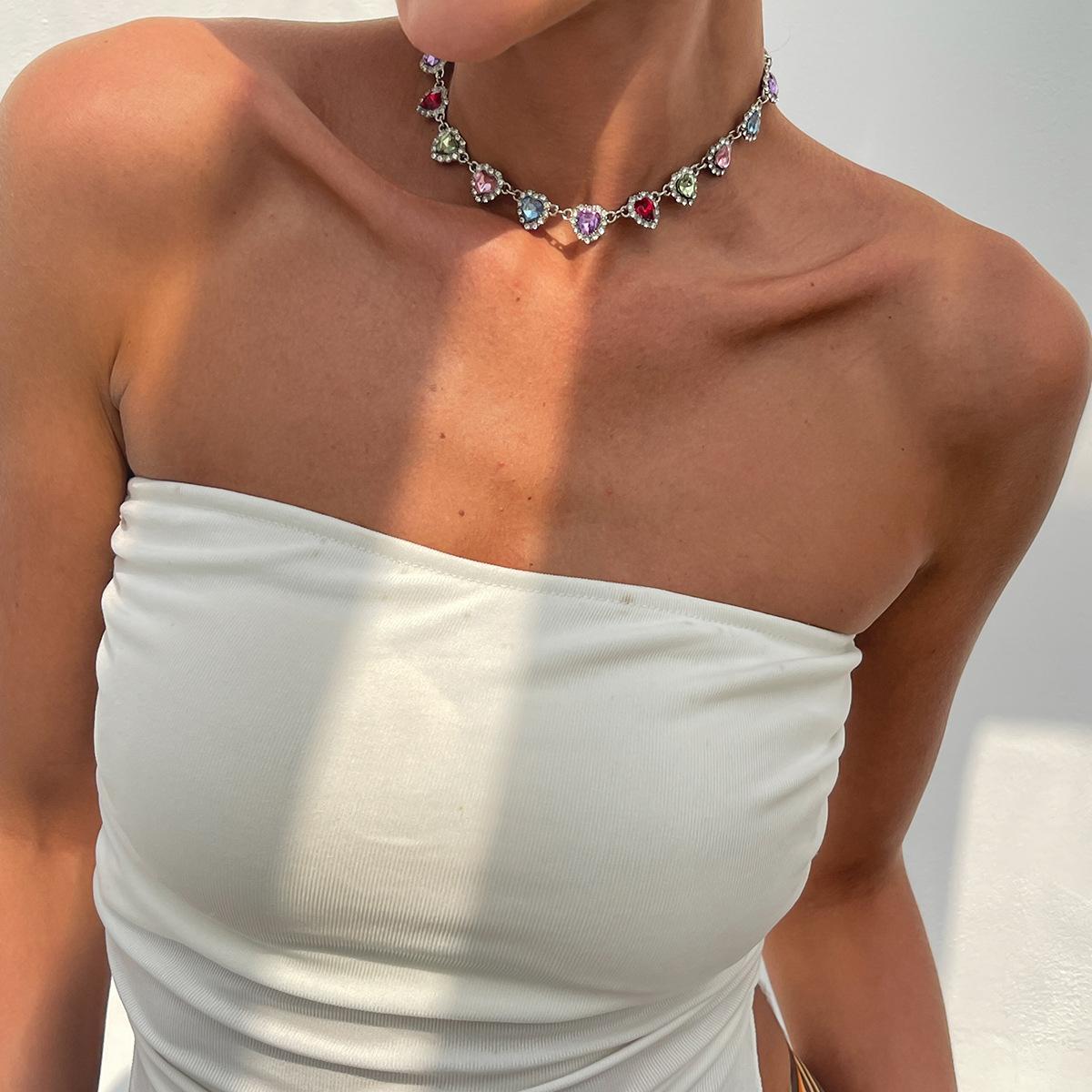 

Простое ожерелье в виде сердца с полным бриллиантом, универсальное темпераментное красочное геометрическое ожерелье, инкрустированное бриллиантами, для женщин